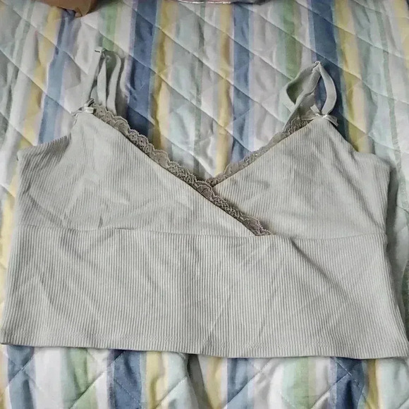 FREE Lace / bow top - Picture 1 of 5